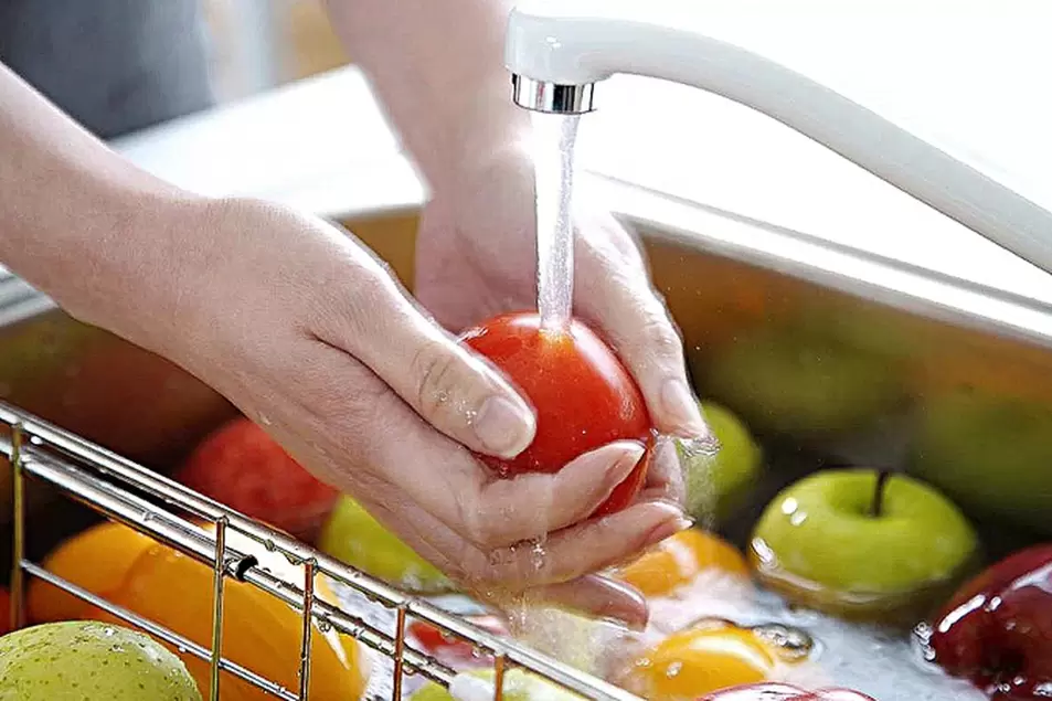 Wash vegetables and fruits to prevent infection with worms